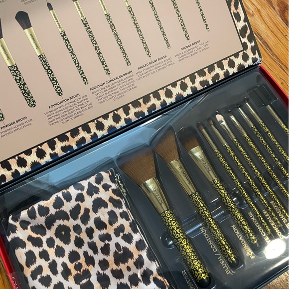New‼️ Juicy Couture Makeup Brush Collection - Picture 2 of 3